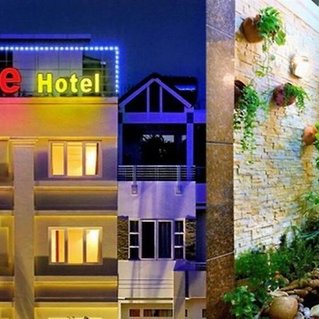U And Me Hotel Tan Phong Bagian luar foto